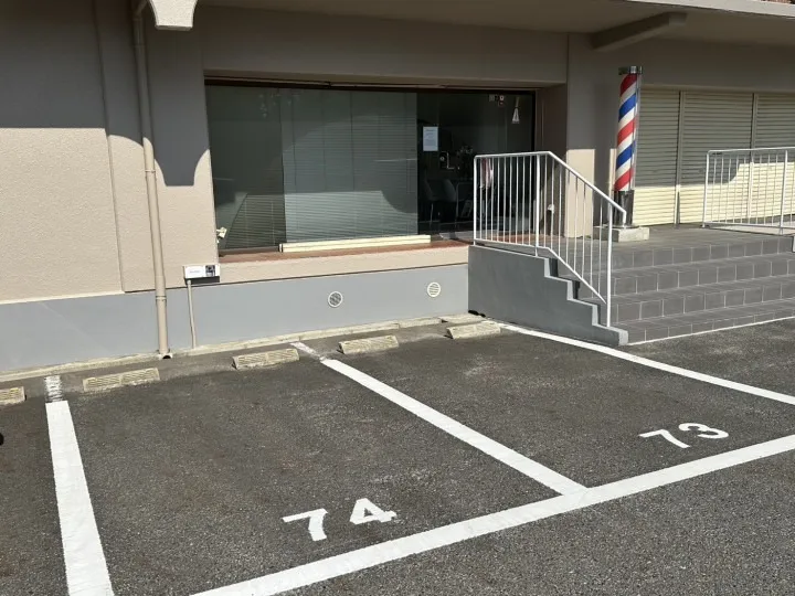 駐車場→店前73、74。サインポール左側が当店です。お気をつけてお越しください!